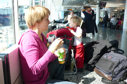 Am Abflug-Gate in Frankfurt