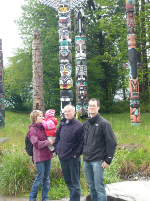 Gruppenbild mit Totempfählen