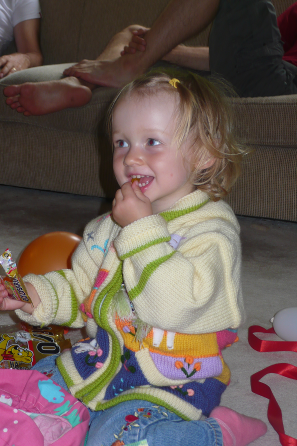 Chiara macht ihre Geschenke auf