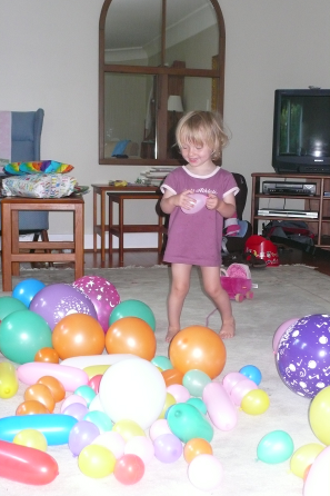 Chiara zwischen Luftballons