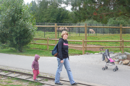 Lisa und Chiara vor dem Kamelgehege