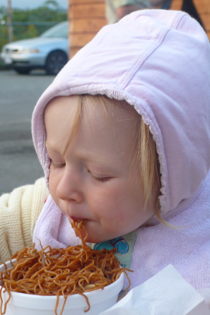 Chiara mit Nudeln