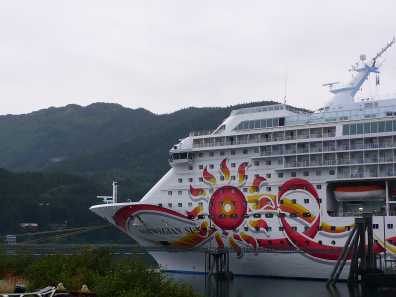 Die Norwegian Sun im Hafen von Juneau