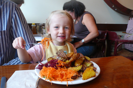 Chiara beim Essen im 